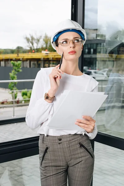 Femme d'affaires sur le chantier de construction tenant la paperasse — Photo de stock