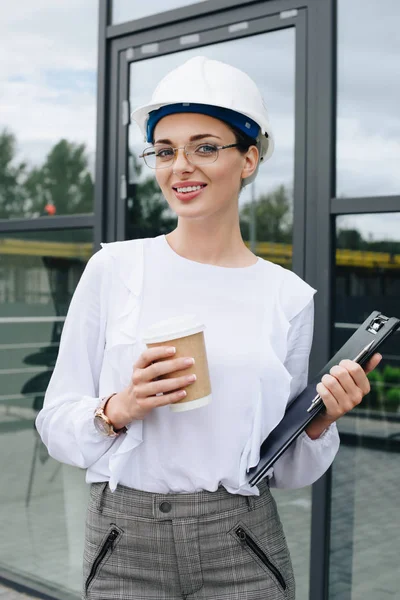 Ingenieur mit Klemmbrett und Kaffee — Stockfoto