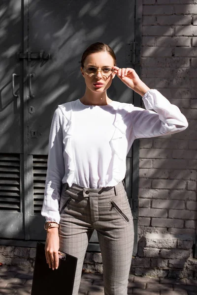 Businesswoman holding clipboard — Stock Photo