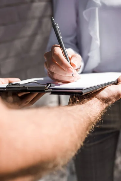 Geschäftsfrau unterschreibt Papiere — Stockfoto