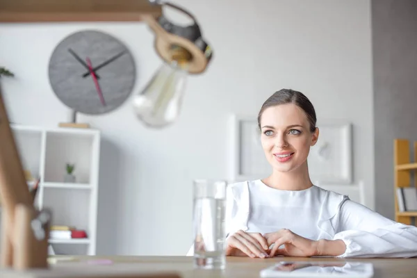 Business woman at desk in office — стоковое фото