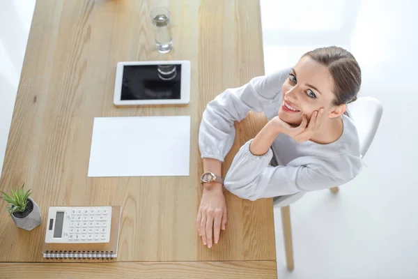 Lächelnde Geschäftsfrau am Schreibtisch im Büro — Stockfoto