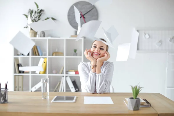 Empresária alegre na mesa no escritório — Fotografia de Stock