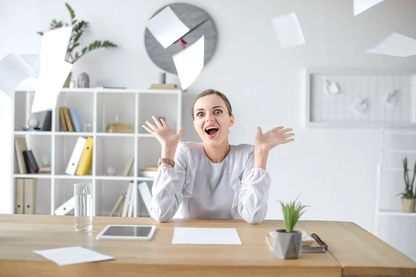 Femme d'affaires joyeuse assise au bureau — Photo de stock