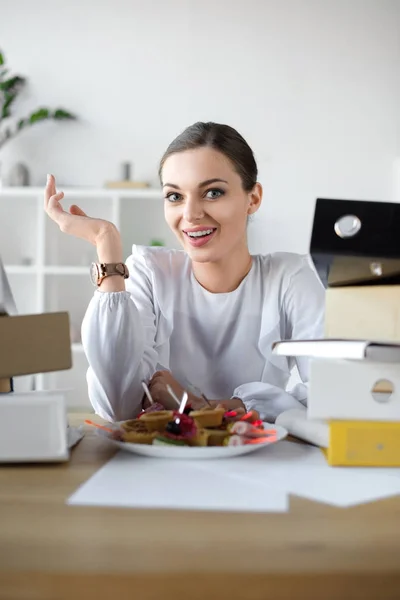 Businesswoman with plate of sandwiches — Stock Photo