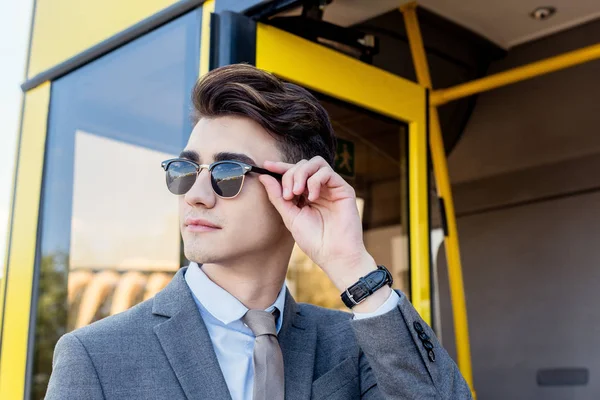 Homme élégant avec des lunettes de soleil — Photo de stock