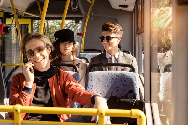 Persone che viaggiano nei trasporti pubblici — Foto stock