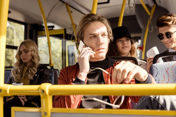 Uomo che parla su smartphone in autobus — Foto stock