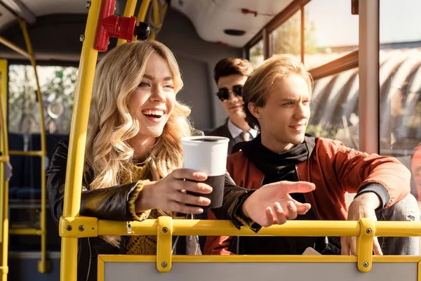 Personas en transporte público - foto de stock