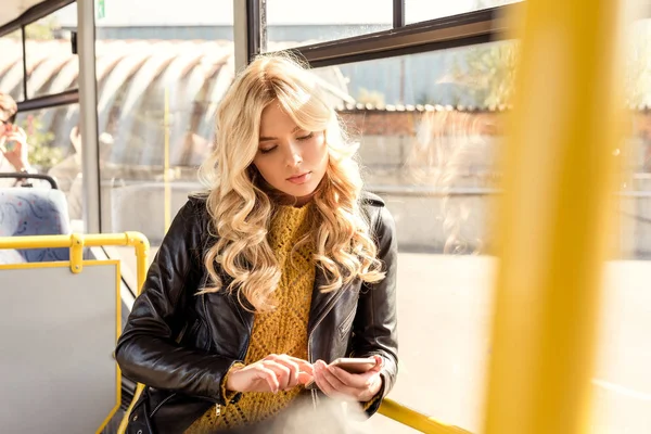 Mulher usando smartphone no ônibus da cidade — Fotografia de Stock