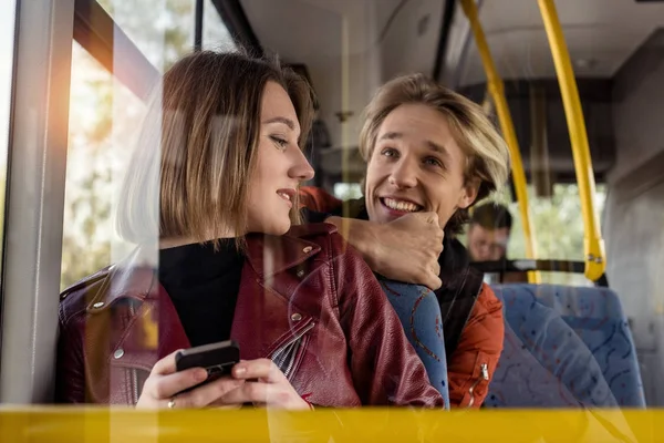 Пара їде в міському автобусі — стокове фото