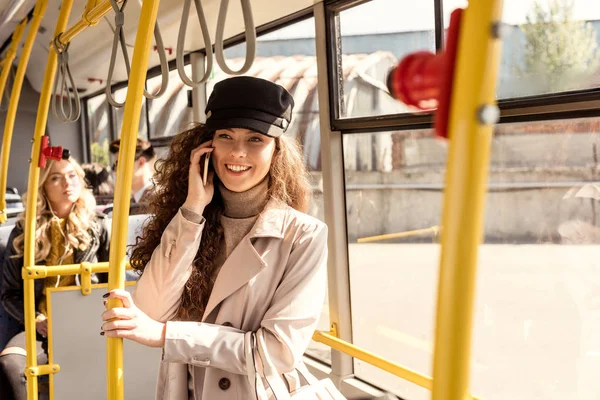 Усміхнена жінка говорить на смартфоні — стокове фото