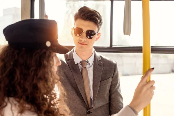 Casal elegante em transportes públicos — Fotografia de Stock