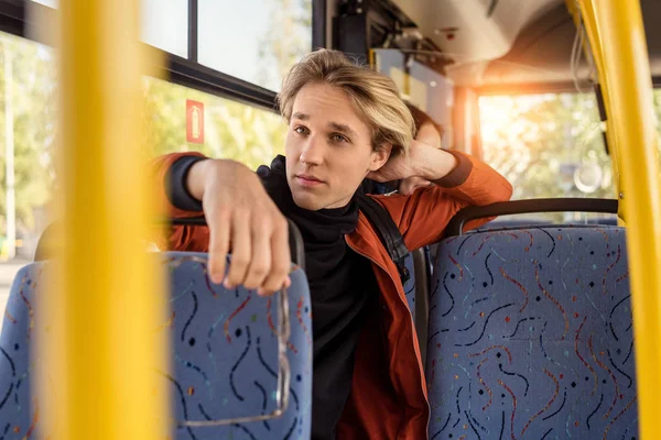 Uomo che guida nei trasporti pubblici — Foto stock