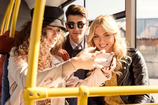 Amigos tomando selfie en transporte público - foto de stock