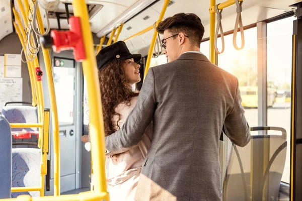 Stilvolles Paar in öffentlichen Verkehrsmitteln — Stockfoto