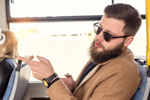 Hombre montando en transporte público - foto de stock