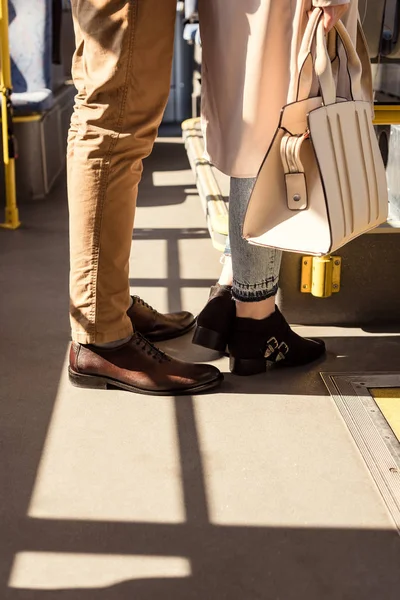 Paar in öffentlichen Verkehrsmitteln — Stockfoto