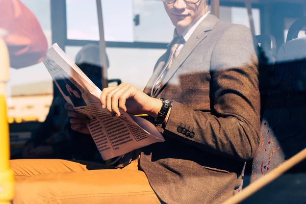Uomo con giornale nei trasporti pubblici — Foto stock