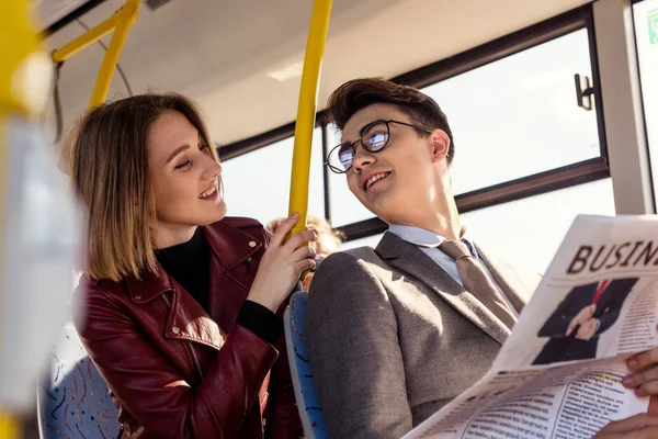 Coppia nei trasporti pubblici — Foto stock