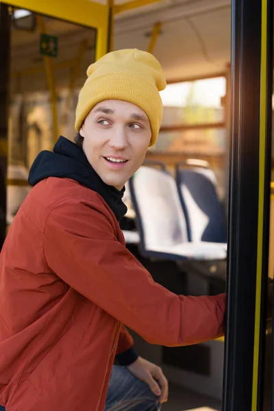 Homme entrant dans le bus — Photo de stock