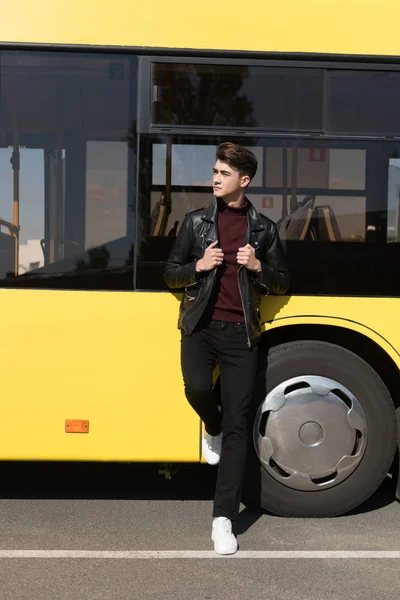 Hombre de pie cerca de autobús urbano - foto de stock