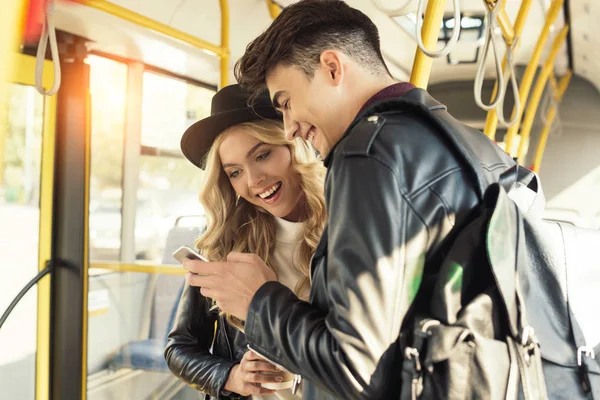 Paar mit Smartphone in öffentlichen Verkehrsmitteln — Stockfoto