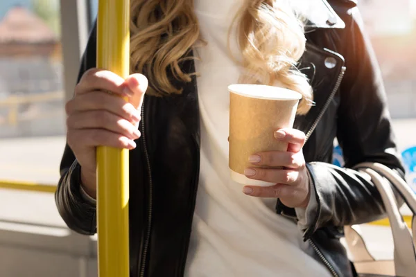 Mujer con café para ir en autobús - foto de stock
