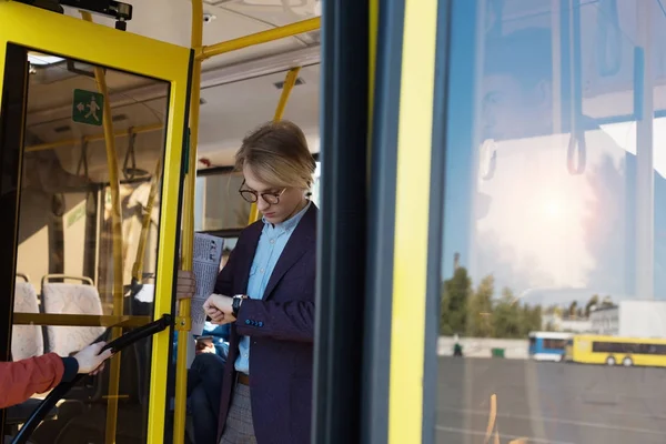 Человек время проверки в автобусе — стоковое фото