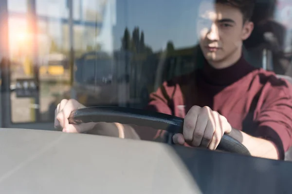 Conductor del autobús sosteniendo el volante - foto de stock