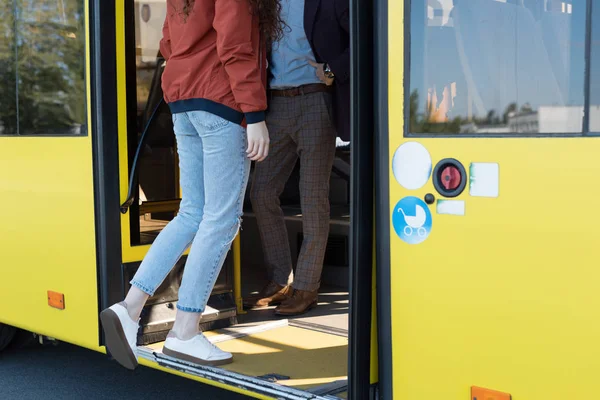 Frau steigt in Bus ein — Stockfoto