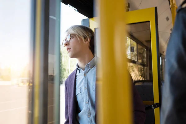 Homme regardant dehors bus — Photo de stock