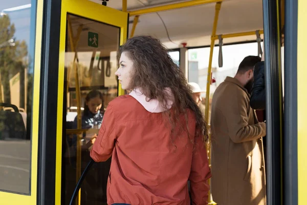 Женщина входит в городской автобус — стоковое фото