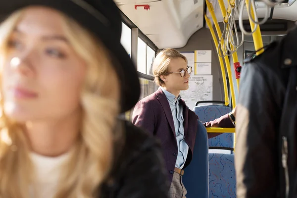Чоловік в окулярах їде в міському автобусі — стокове фото