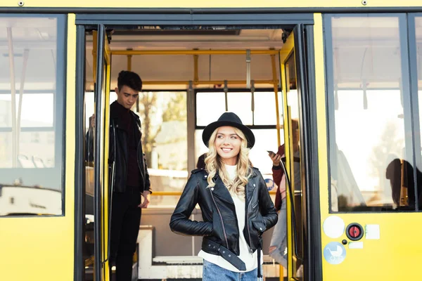 Mulher saindo de ônibus da cidade — Fotografia de Stock
