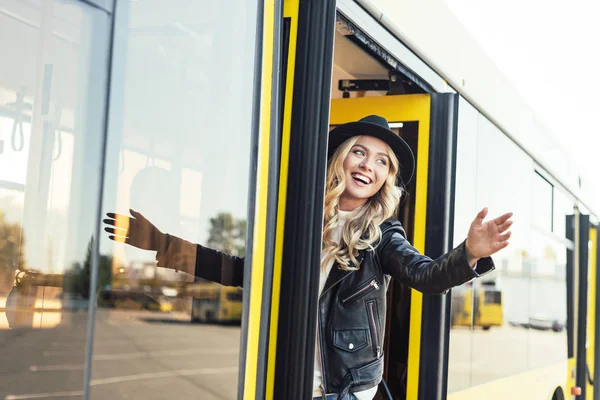 Donna allegra in autobus — Foto stock