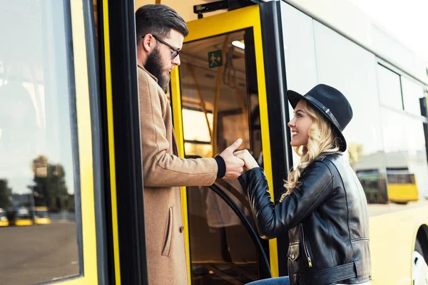 Mann hilft Freundin in Bus — Stockfoto