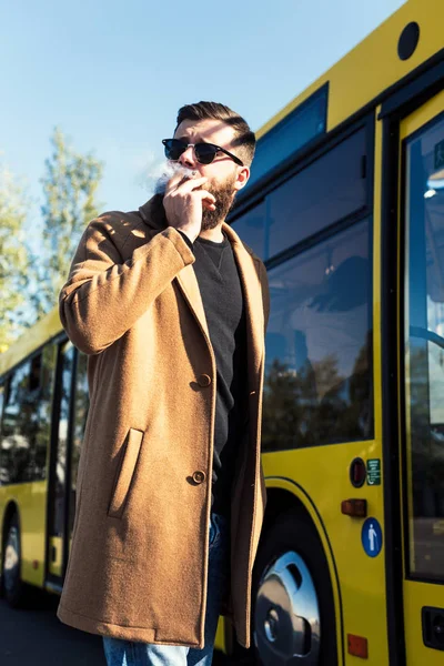 Man smoking on street — Stock Photo