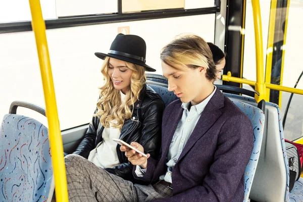 Pareja montando en autobús urbano - foto de stock