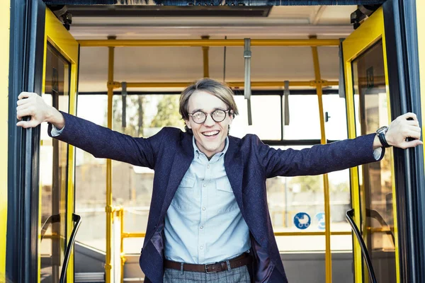 Uomo in piedi in porta del bus — Foto stock