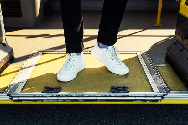 Homme debout dans le bus de la ville — Photo de stock