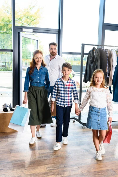 Familia con bolsas de compras - foto de stock