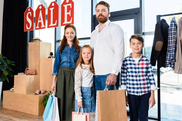 Familie in Boutique während des Verkaufs — Stockfoto