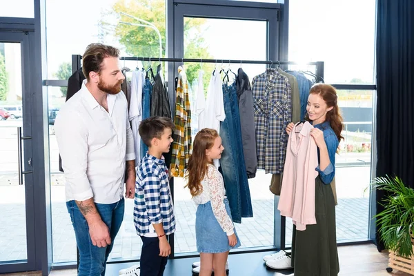 Shopping en famille en boutique — Photo de stock