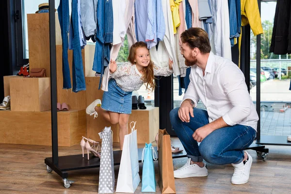 Père et fille faisant du shopping ensemble — Photo de stock