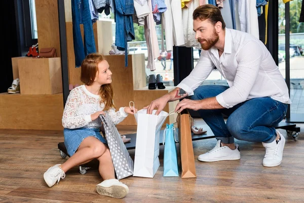 Padre e figlia con shopping bags — Foto stock