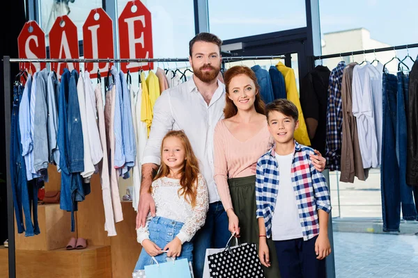 Familie mit Einkaufstaschen — Stockfoto