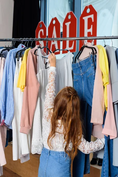 Niño con ropa en boutique - foto de stock