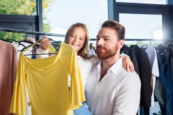 Padre e hija de compras en boutique - foto de stock