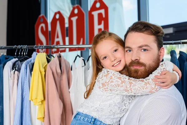 Pai e filha em boutique — Fotografia de Stock